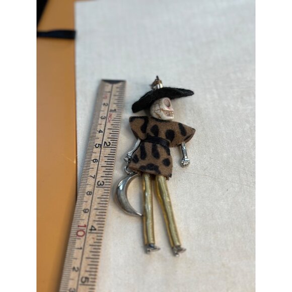 Leopard Print Skeleton Keychain Pendant With Felt Hat & Gold Legs - Picture 6 of 6